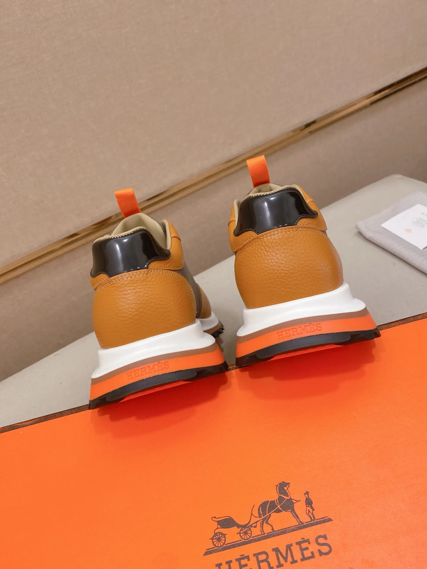 Men's shoes💰: 640💰HERMES/Hermes Leader sneakers! Tech twill, calfskin and suede goatskin sneakers featuring paneled multicolor twill, calfskin and suede. Lightweight geometric sole for a stylish urban look. Product details: White and orange rubber sole Black rubber sole with orange rubber insert Light natural leather insert White rubber toe cap Beige lambskin insole and lining Cotton strap, rubber lettering Sole height: 4cm Size: 38-39-40-41-42-43-44 (45.46 custom-made)